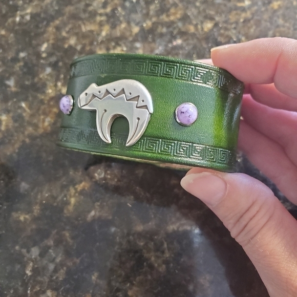 GREEN Leather Cuff Bracelet with metal cabochon - Picture 2 of 6